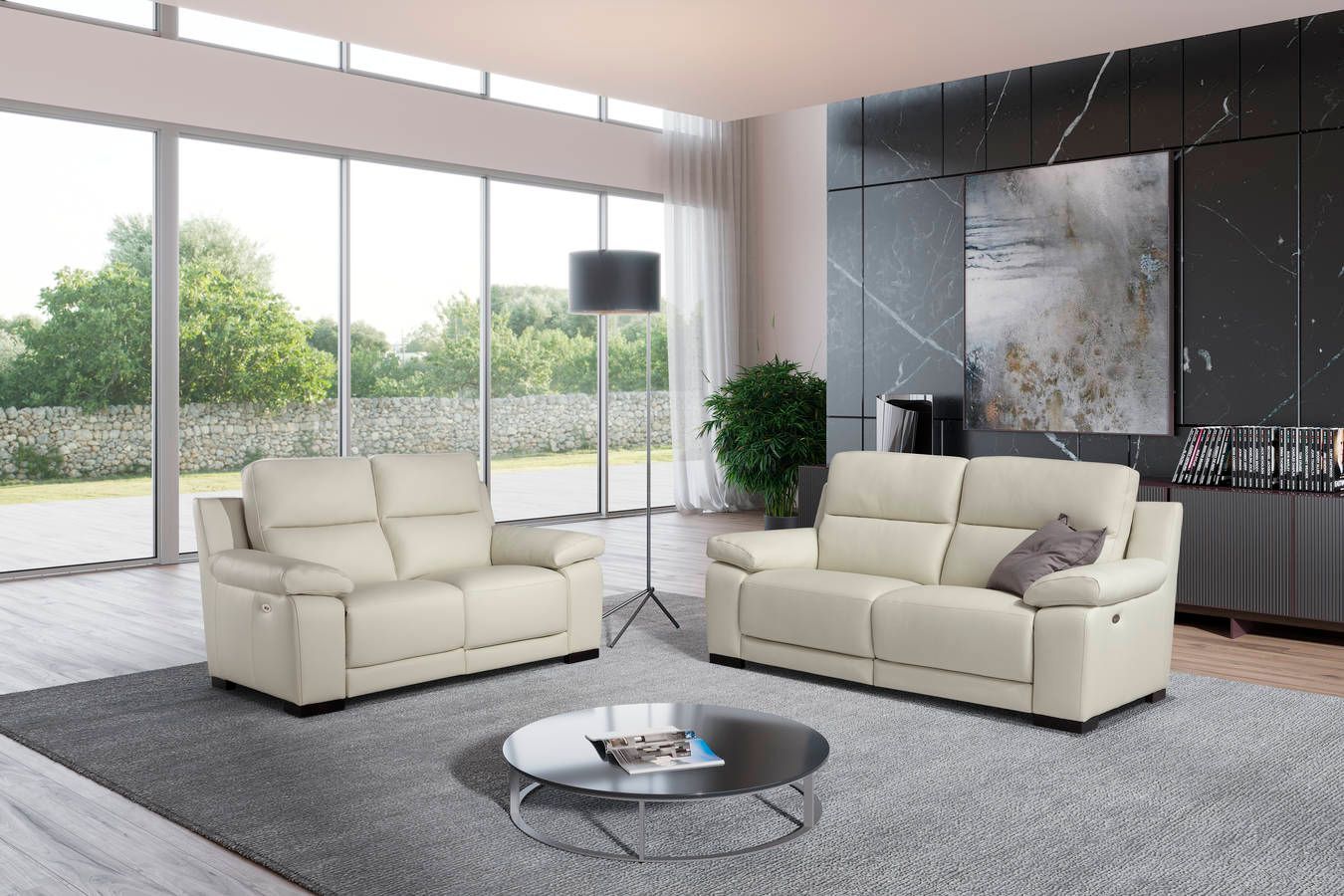 Un soggiorno con due divani in pelle bianca e un tavolino.