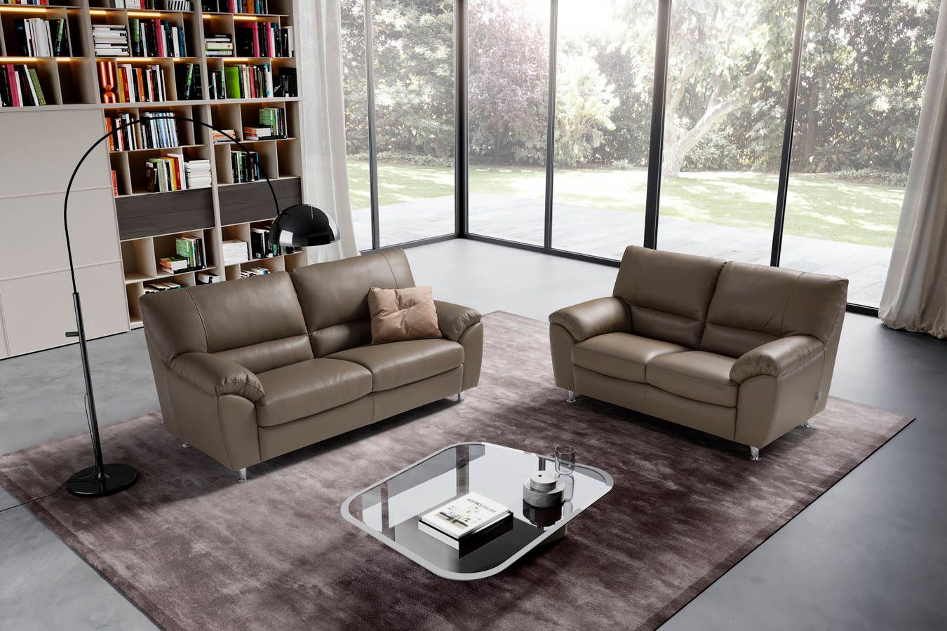 Un soggiorno con due divani e un tavolino da caffè