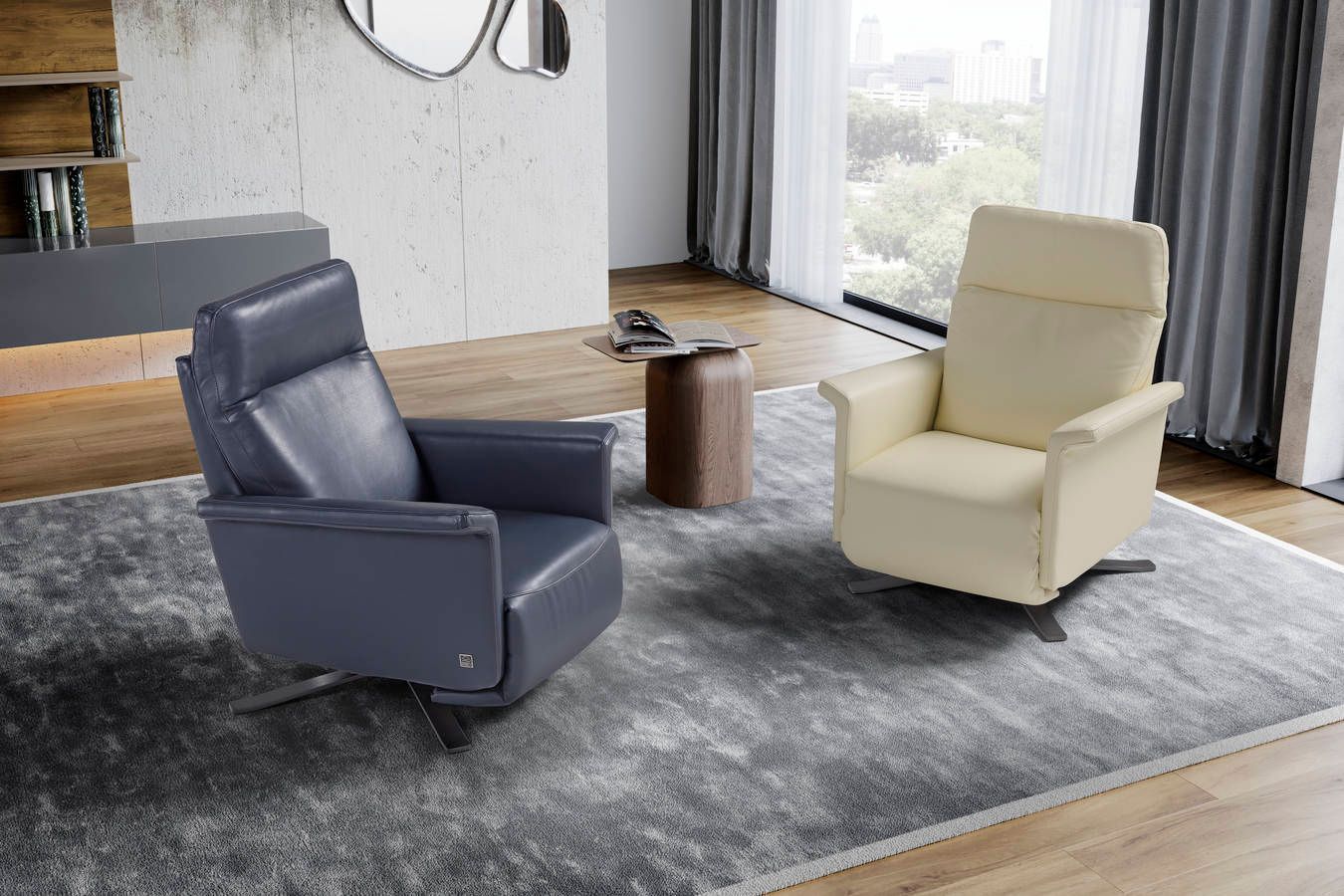 Due sedie sono appoggiate su un tappeto in un soggiorno.