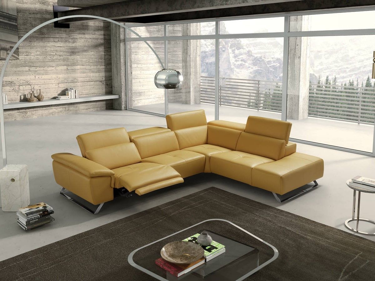 Un soggiorno con un divano componibile giallo e un tavolino da caffè