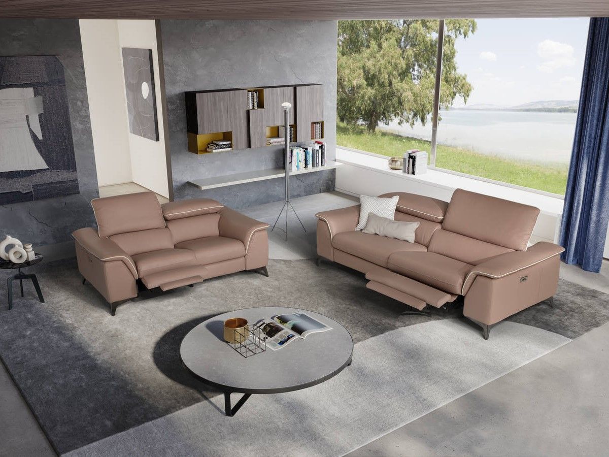 Un soggiorno con due divani e un tavolino.