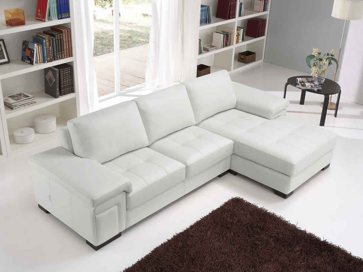 Un soggiorno con un divano componibile bianco e un tappeto marrone