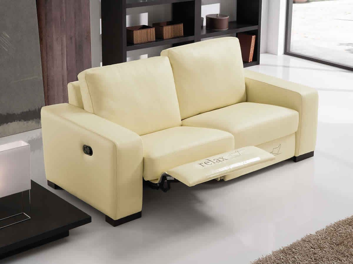 Un divano reclinabile in pelle bianca in un soggiorno