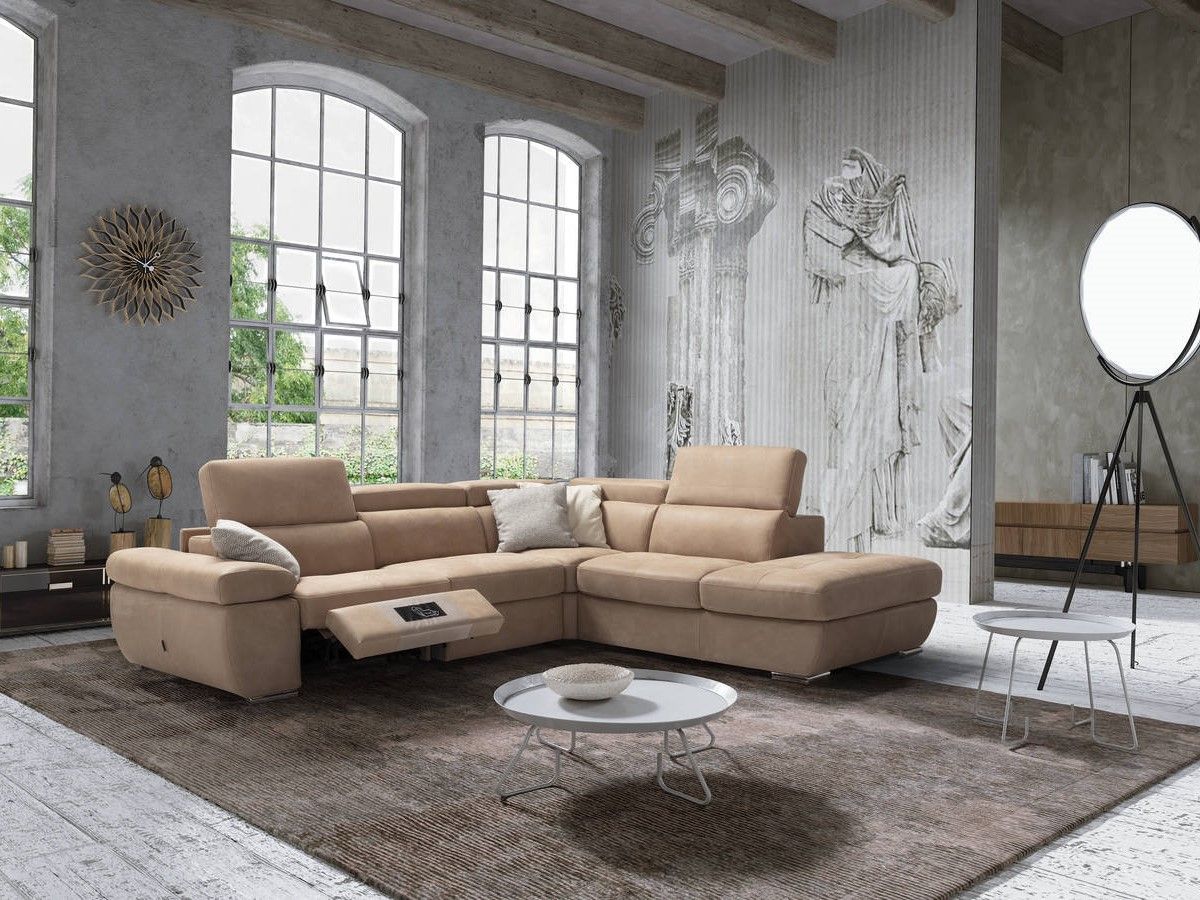 Un soggiorno con un divano componibile e un tavolino da caffè.