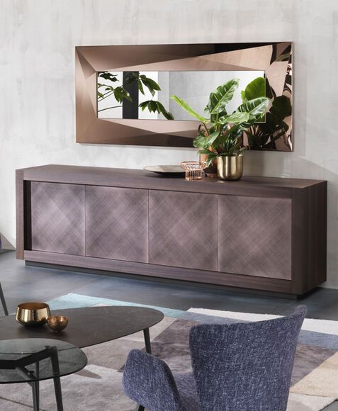 Un soggiorno con un grande specchio sopra una cassettiera