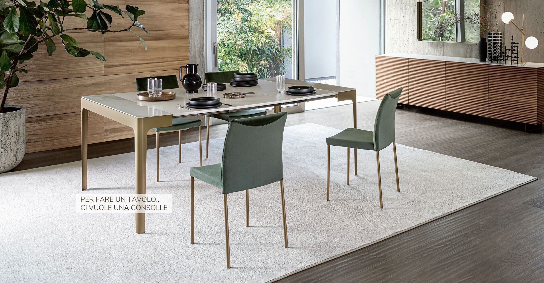 Una sala da pranzo con un tavolo, sedie e un tappeto