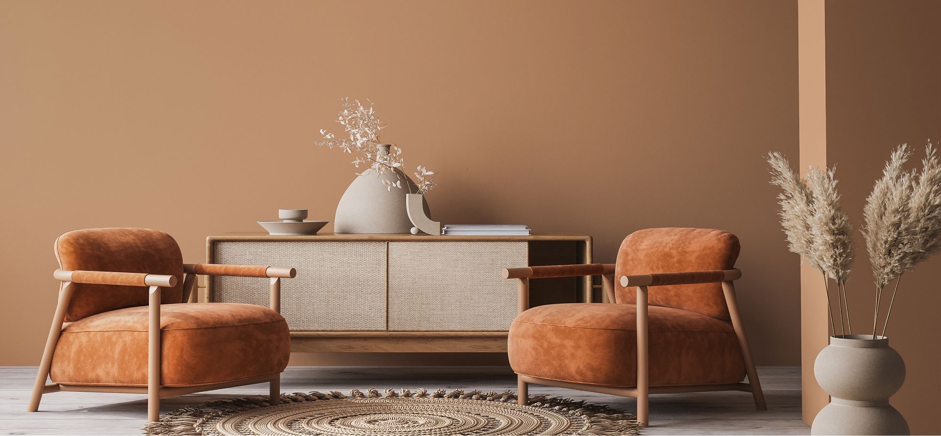 Een woonkamer met twee stoelen, een ladekast en een kleed.