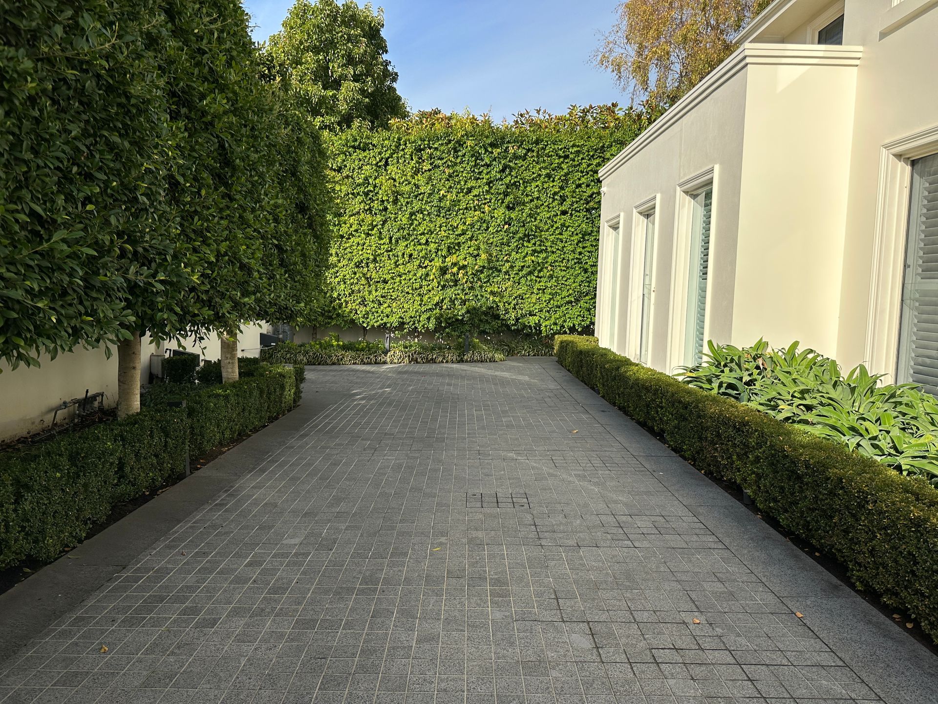 Cobblestones Gallery 04