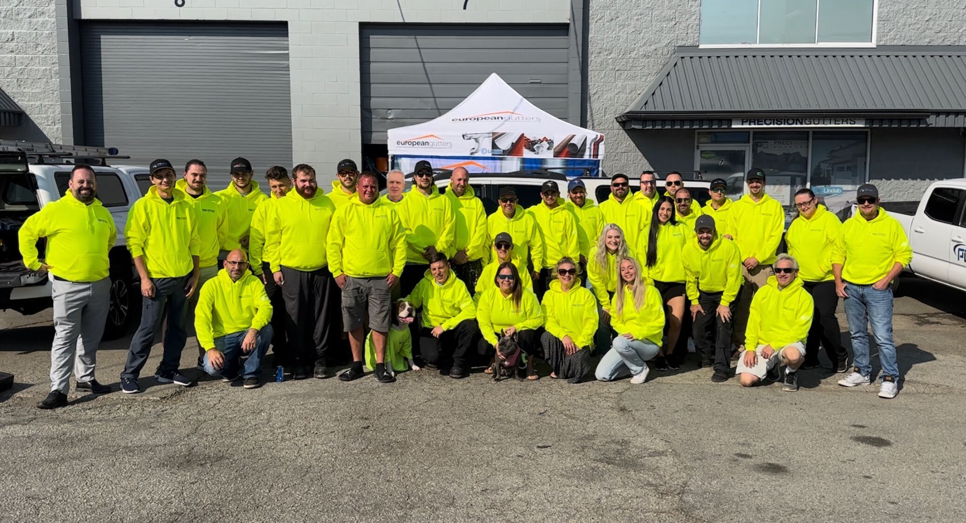 A large group of people are posing for a picture in front of a building.