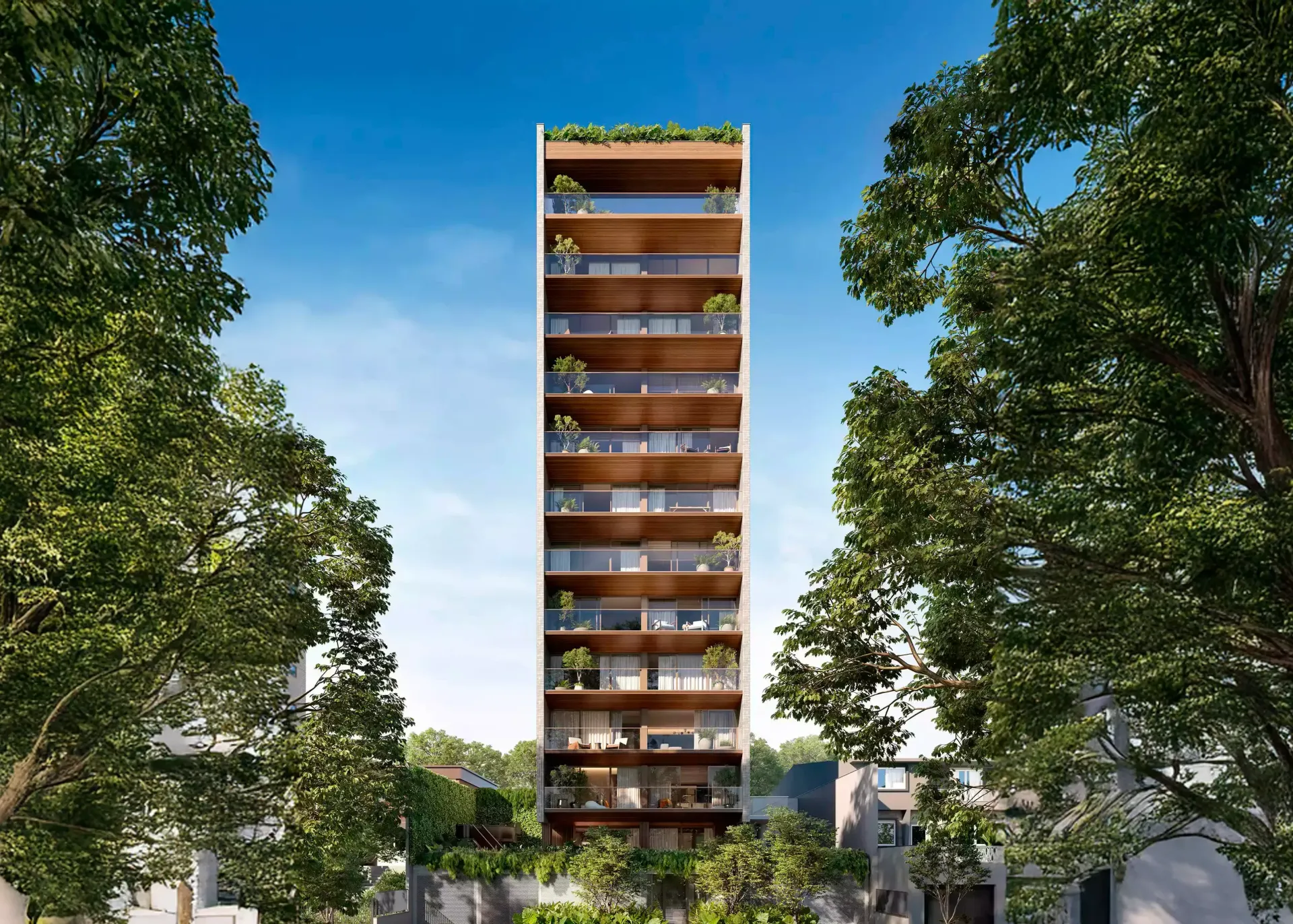 Prédio alto e moderno com apartamentos e varandas, rodeado por árvores sob um céu azul.
