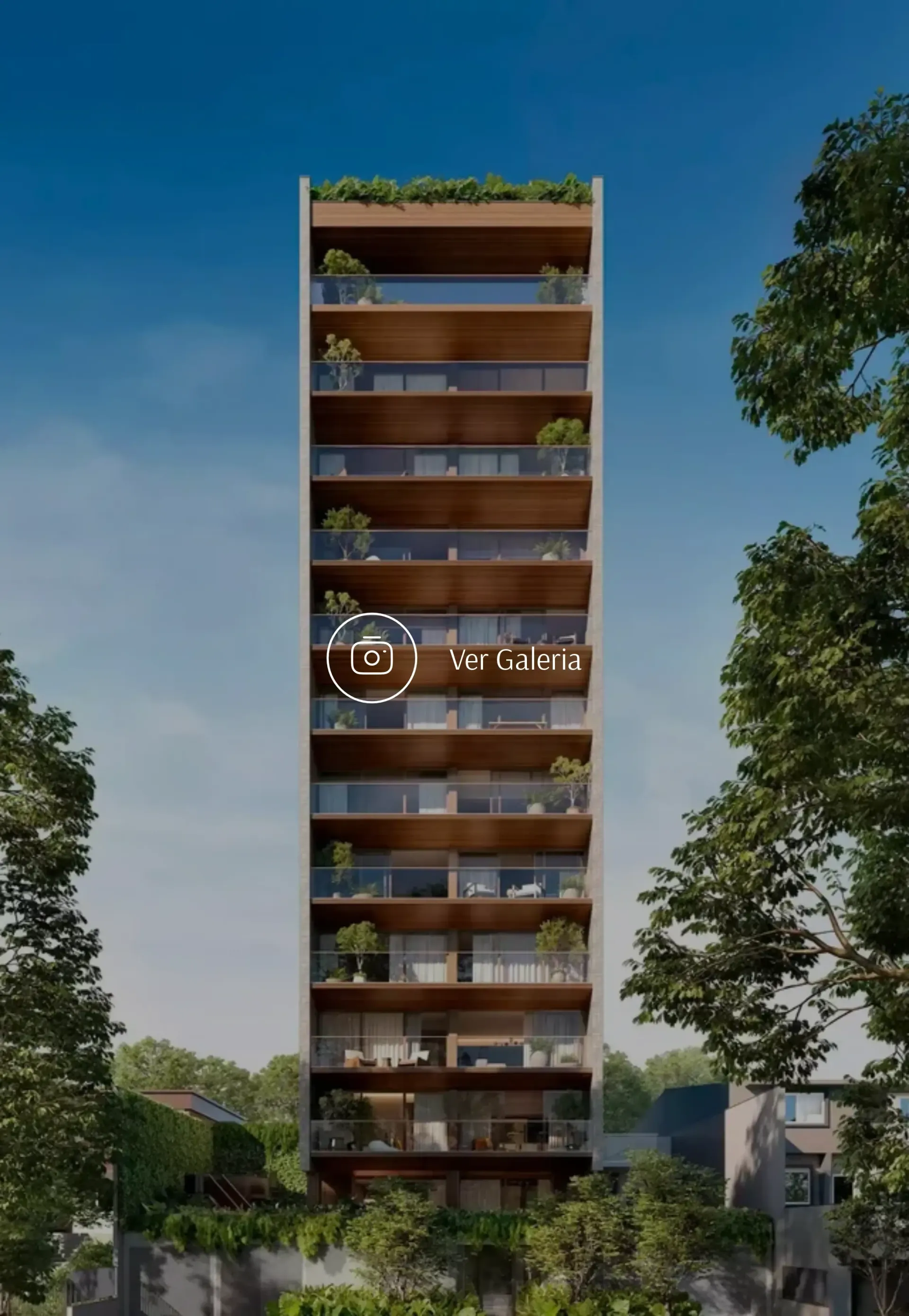 Prédio alto e moderno com apartamentos, varandas, árvores e céu azul.