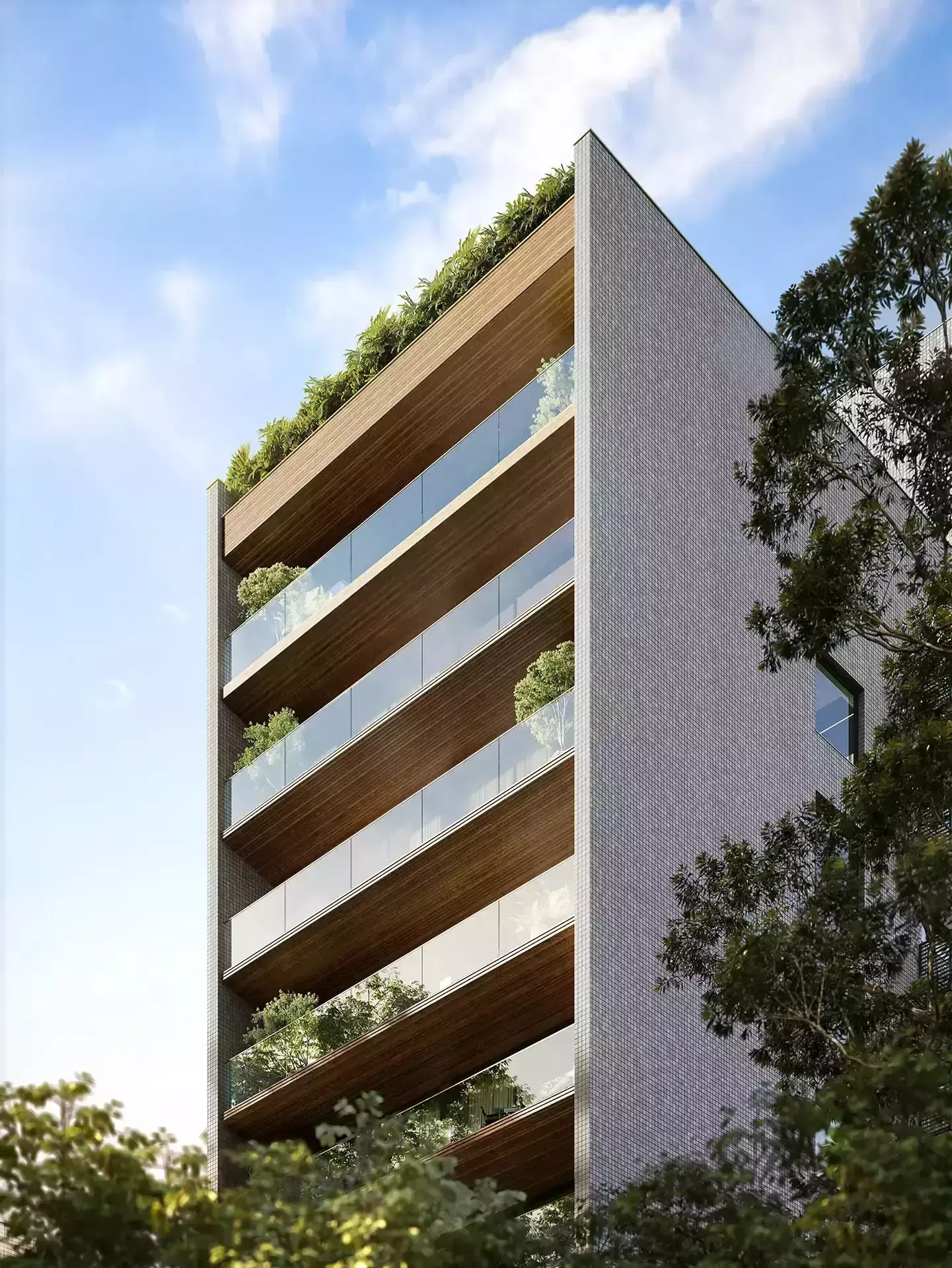Prédio moderno de vários andares com varandas de madeira, guarda-corpos de vidro e vegetação na cobertura.