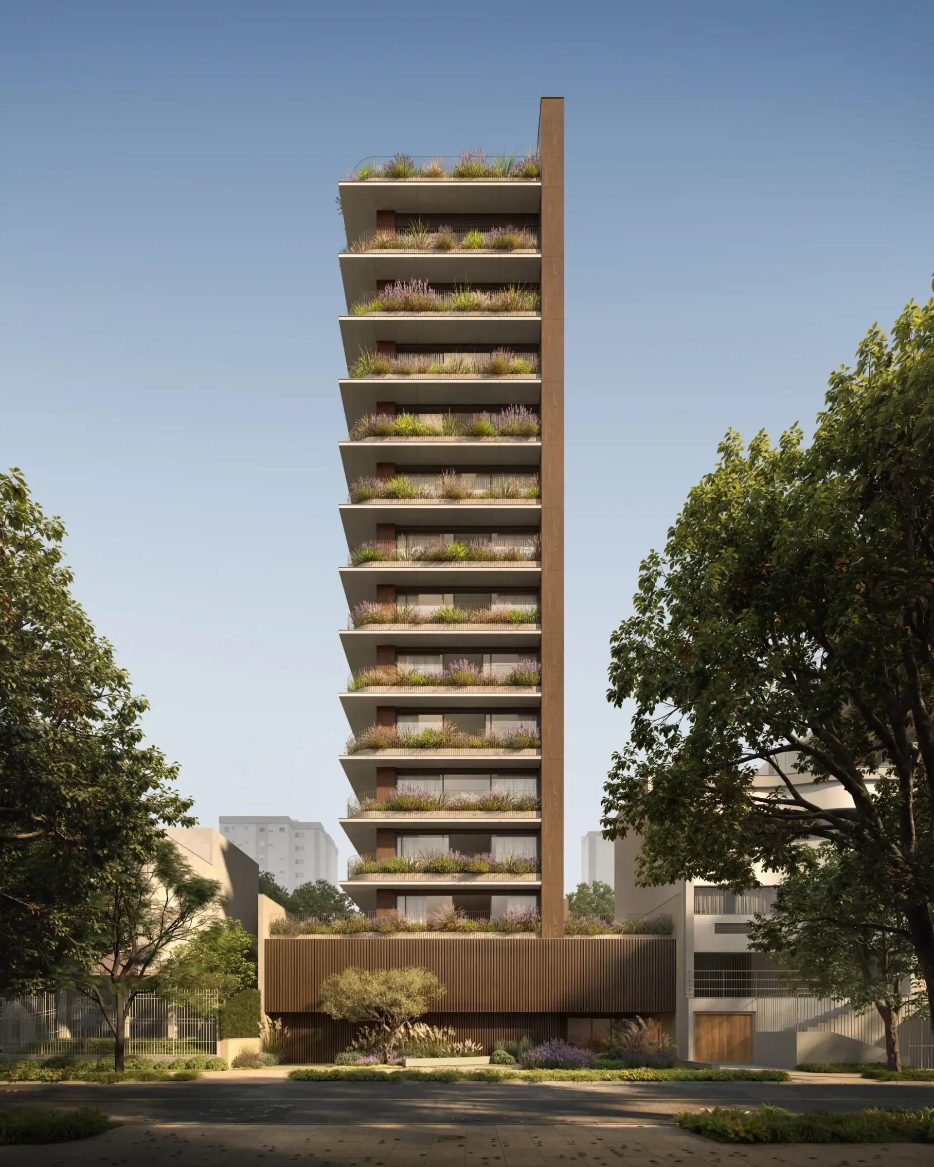 Close-up de um prédio moderno com varandas de madeira, algumas com plantas verdes, banhado pela luz do sol.