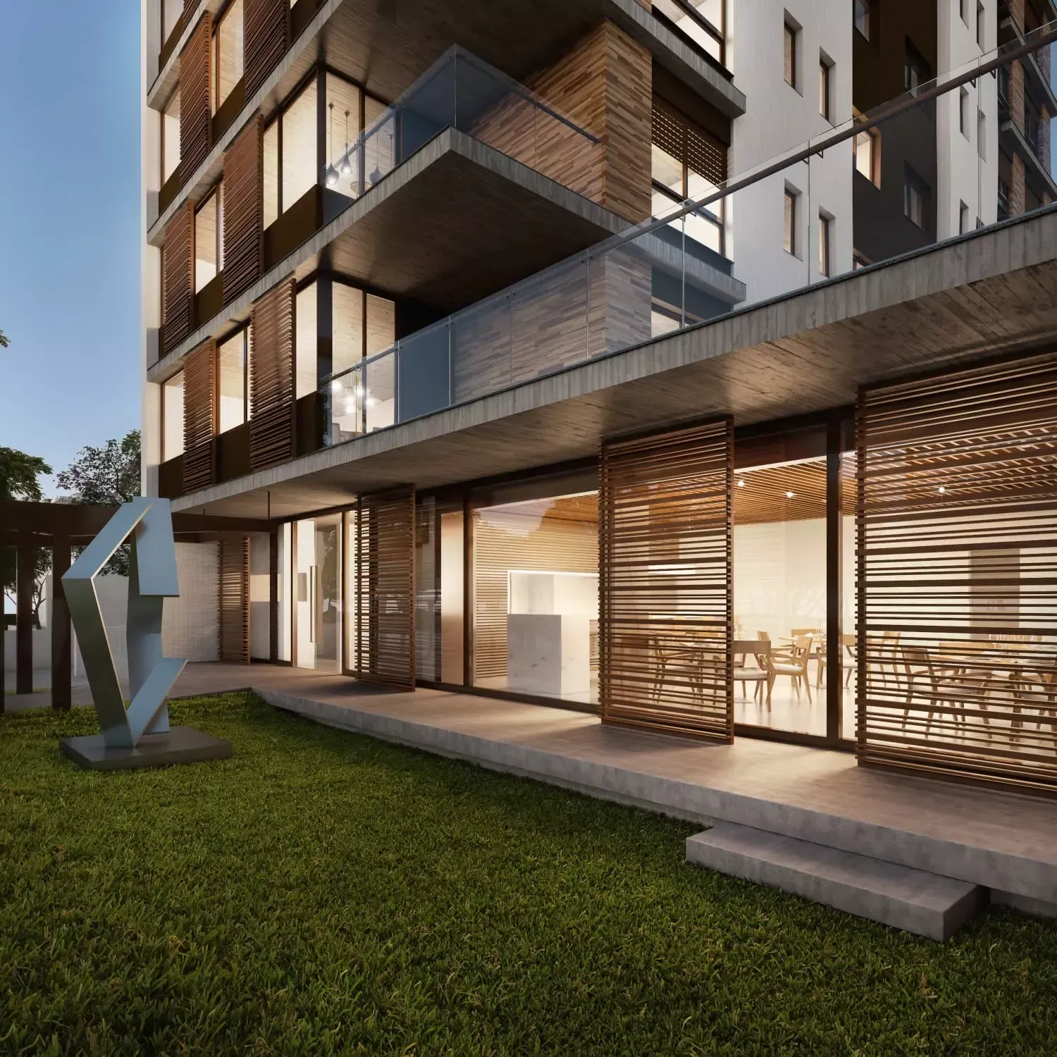 Fachada de um prédio de apartamentos moderno com gramado verde, escultura artística e detalhes em madeira.