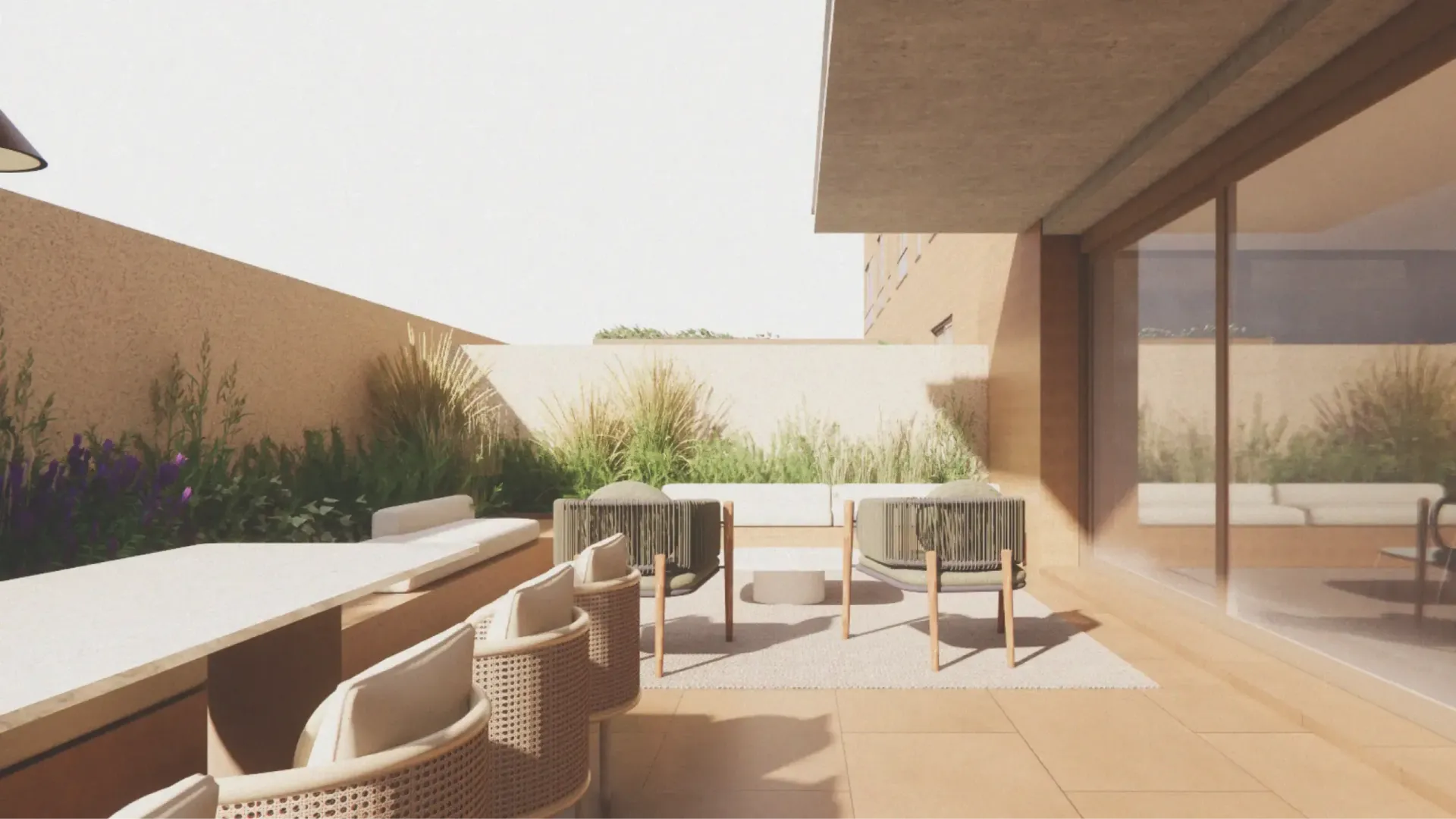 Pátio externo com assentos, tons neutros e plantas contra uma parede bege.