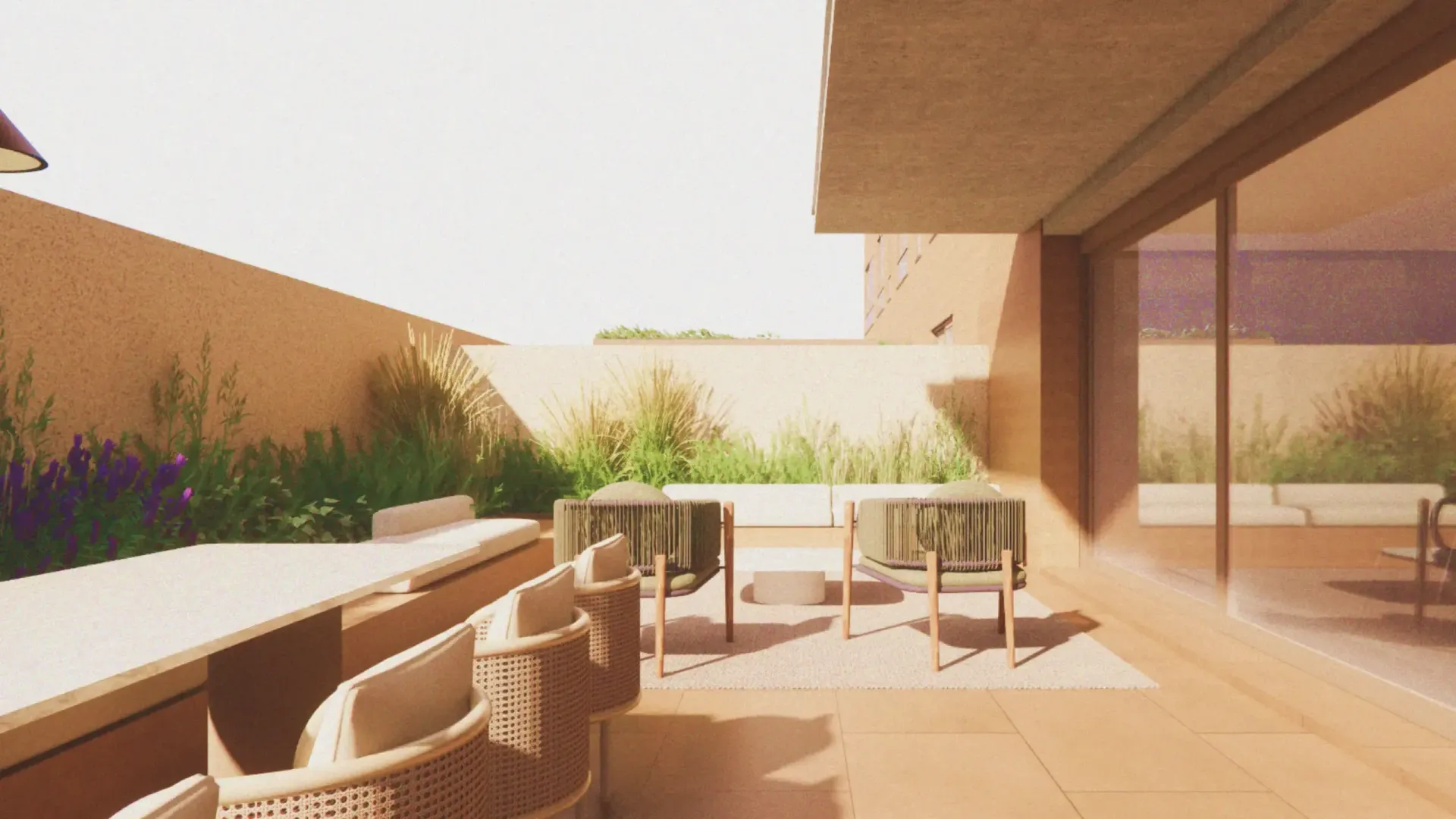 Pátio externo com assentos e plantas, banhado por uma luz solar quente.