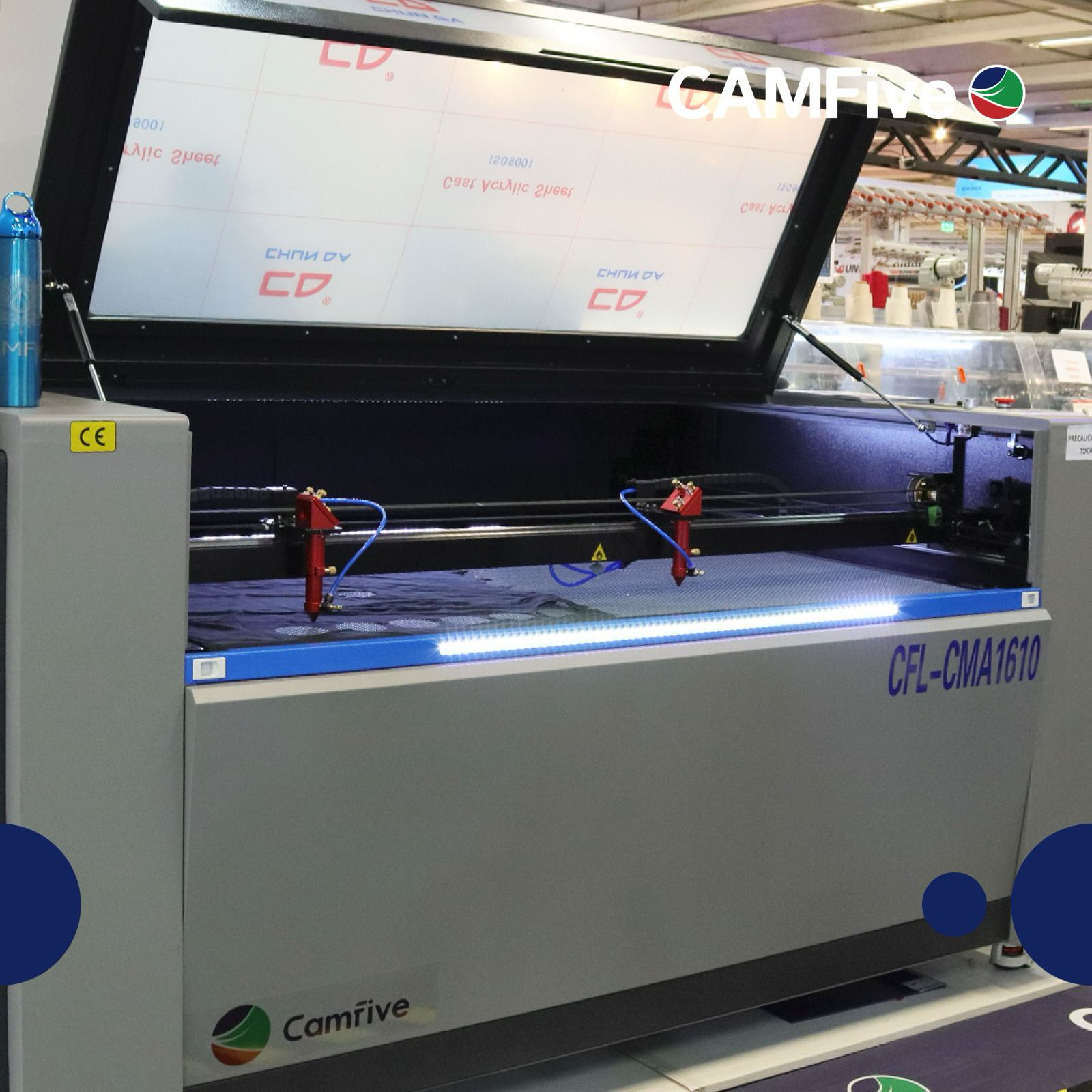 Una gran máquina de corte láser gris, etiquetada como 