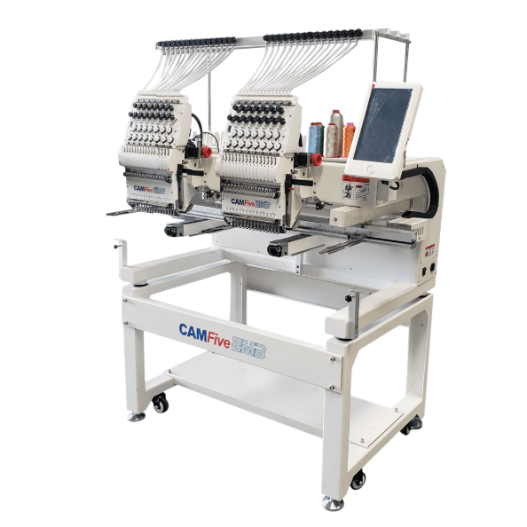 Máquina de bordar de dos cabezales. Blanca, con múltiples agujas y carretes de hilo, pantalla digital y base con carrito.