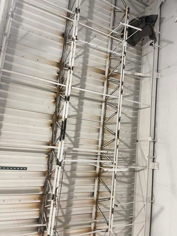 The ceiling of a building with a lot of metal beams