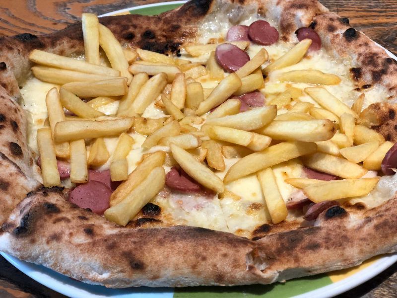Pizza bianca con patatine e wurstel