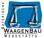 Ein blaues Logo mit einer Waage und zwei Segelbooten darauf.