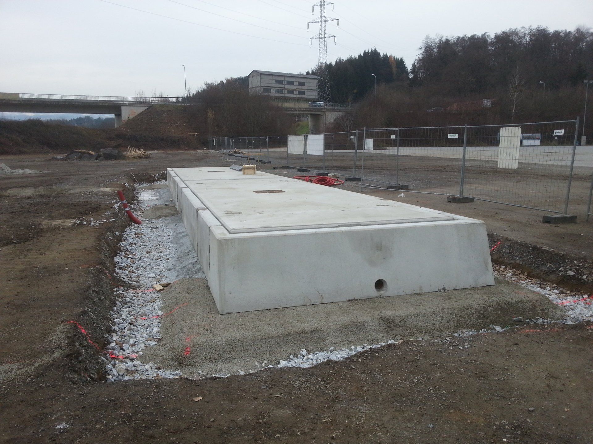 Ein großer Betonblock liegt mitten auf einem Feld aus Erde