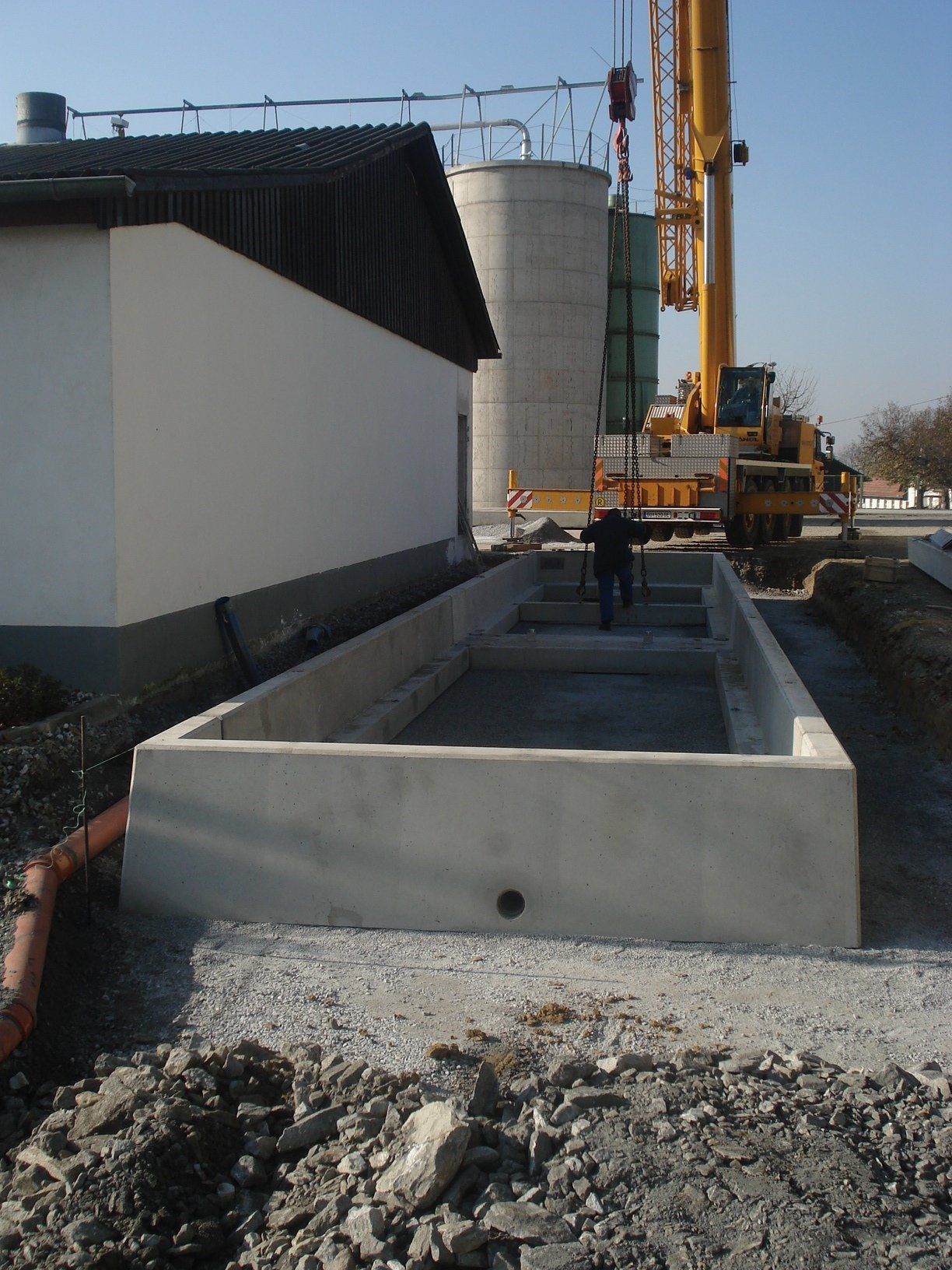 Eine Baustelle mit einem großen gelben Kran im Hintergrund