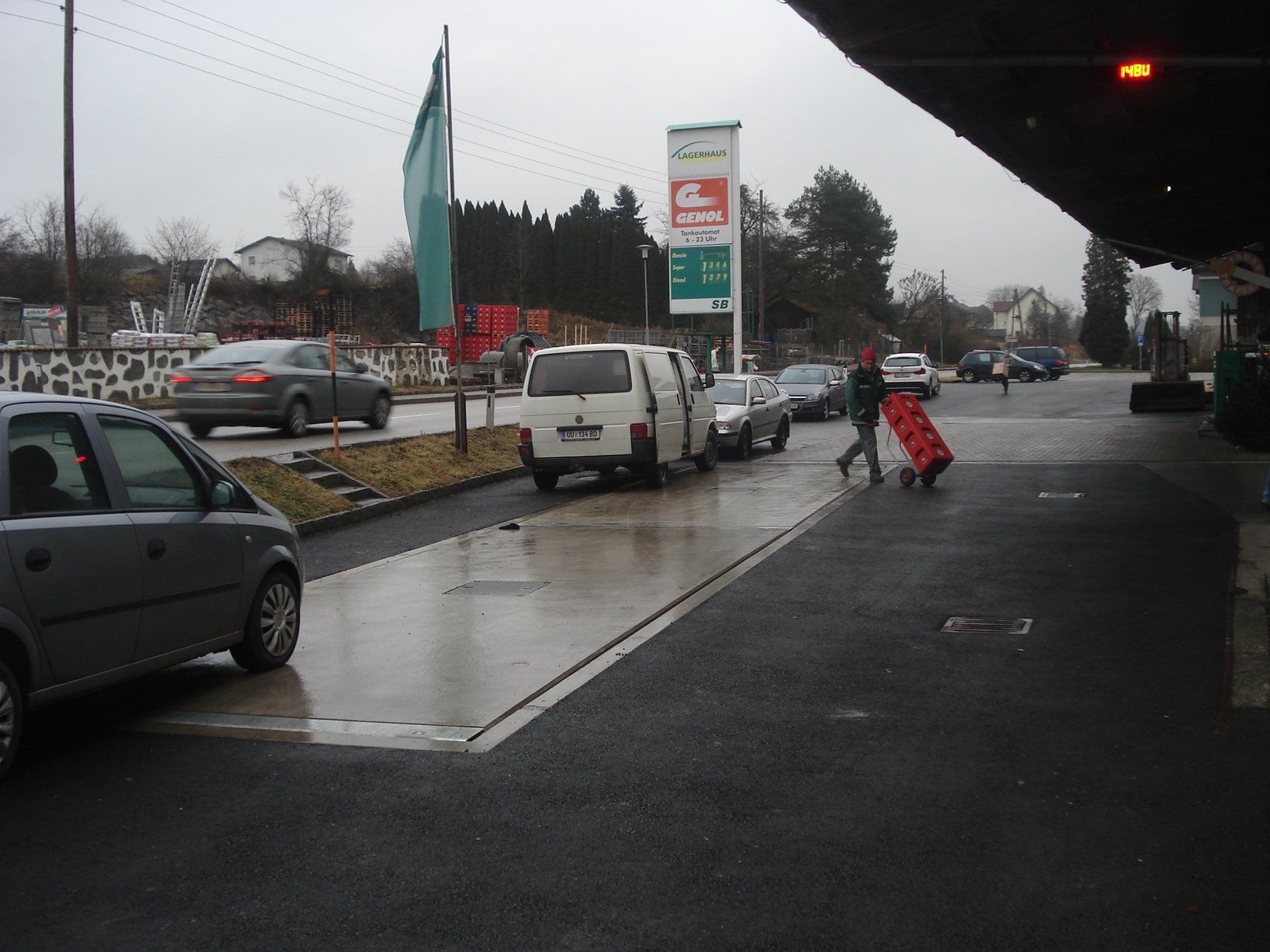 Ein weißer Lieferwagen steht am Straßenrand