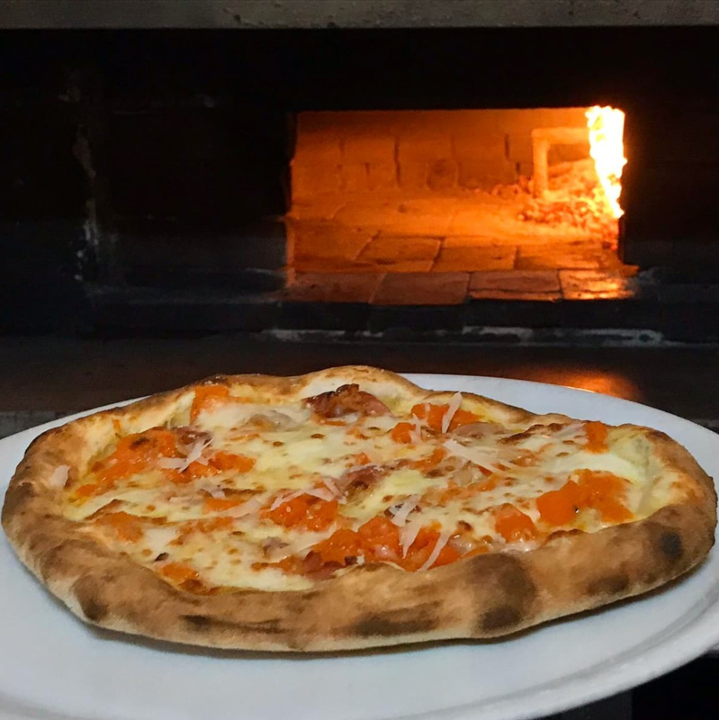 pizza cotta nel forno a legna