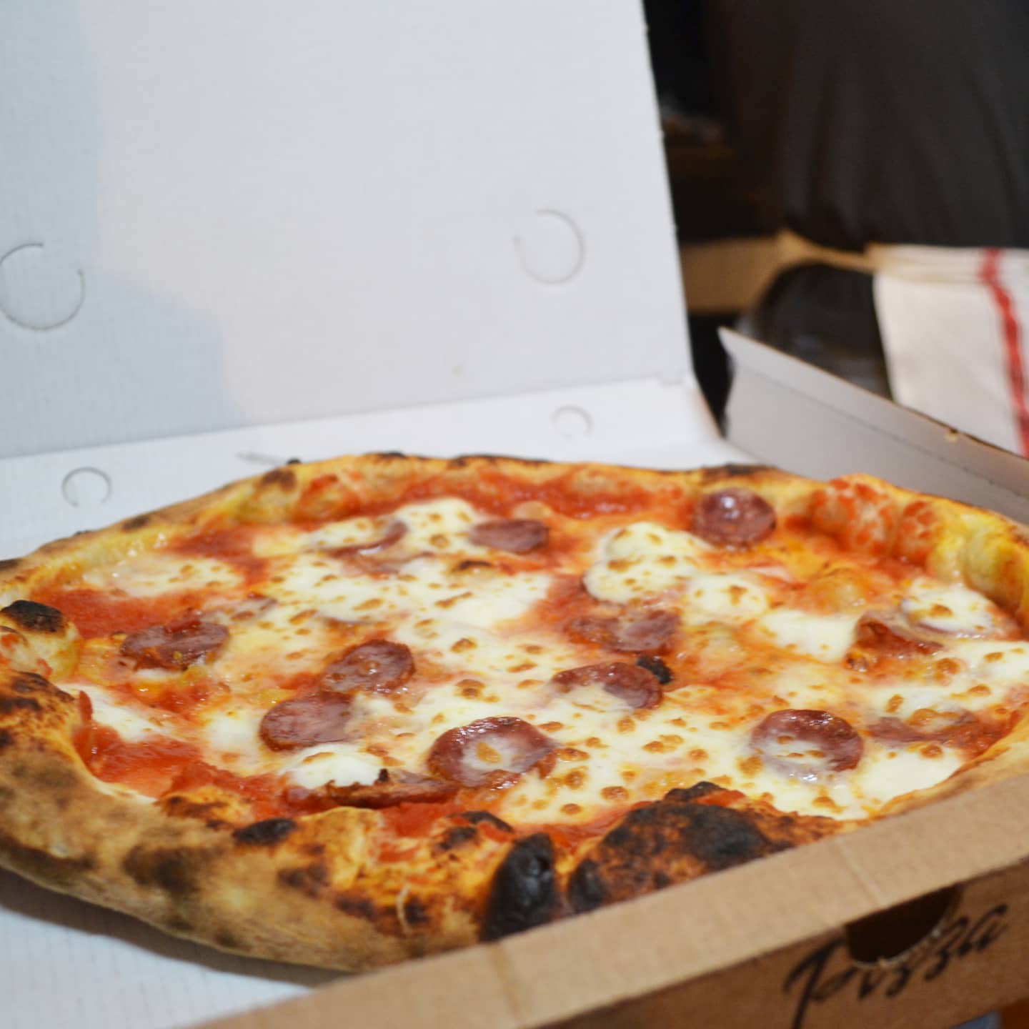 pizza d'asporto con salsiccia