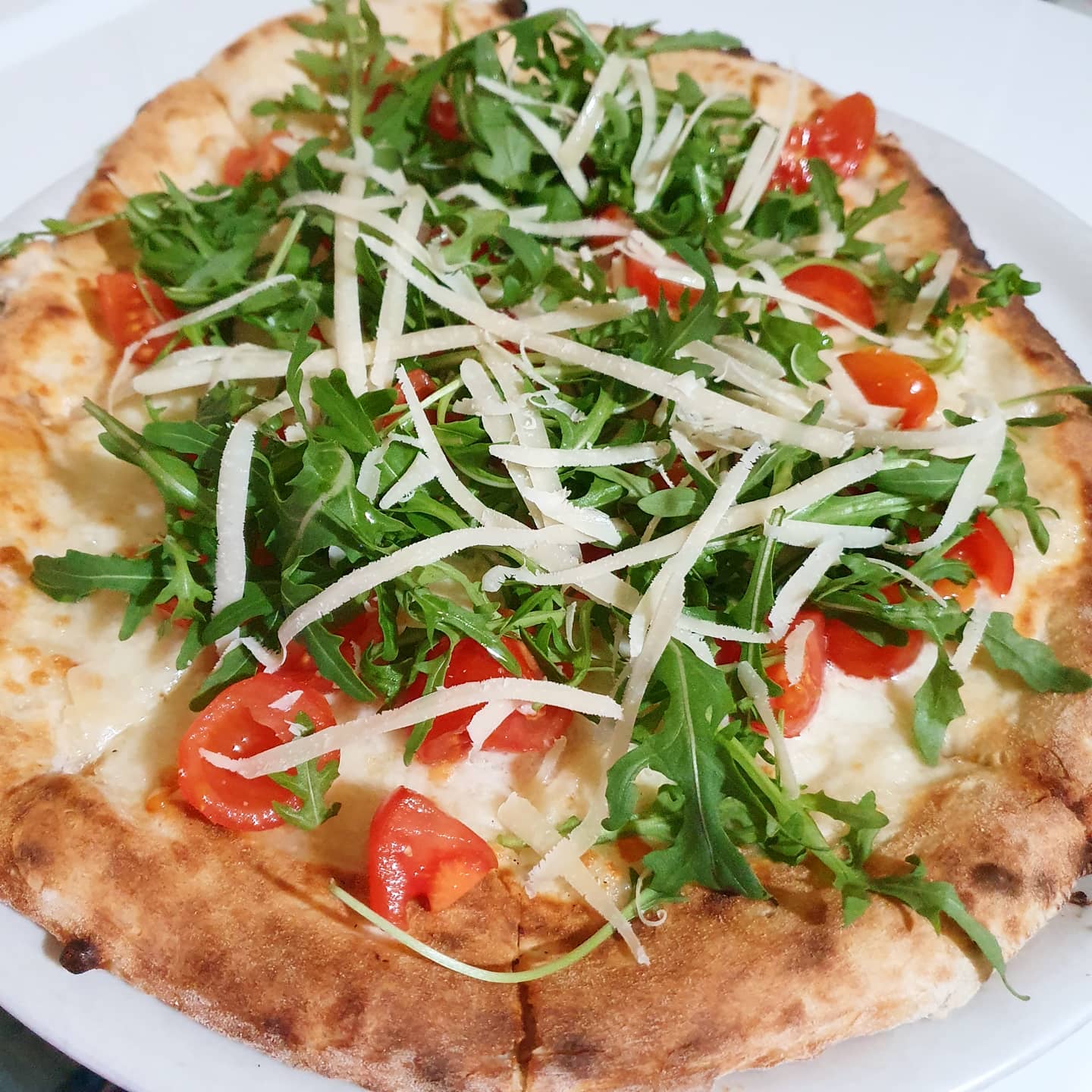 pizza con pomodoro mozzarella e rucola
