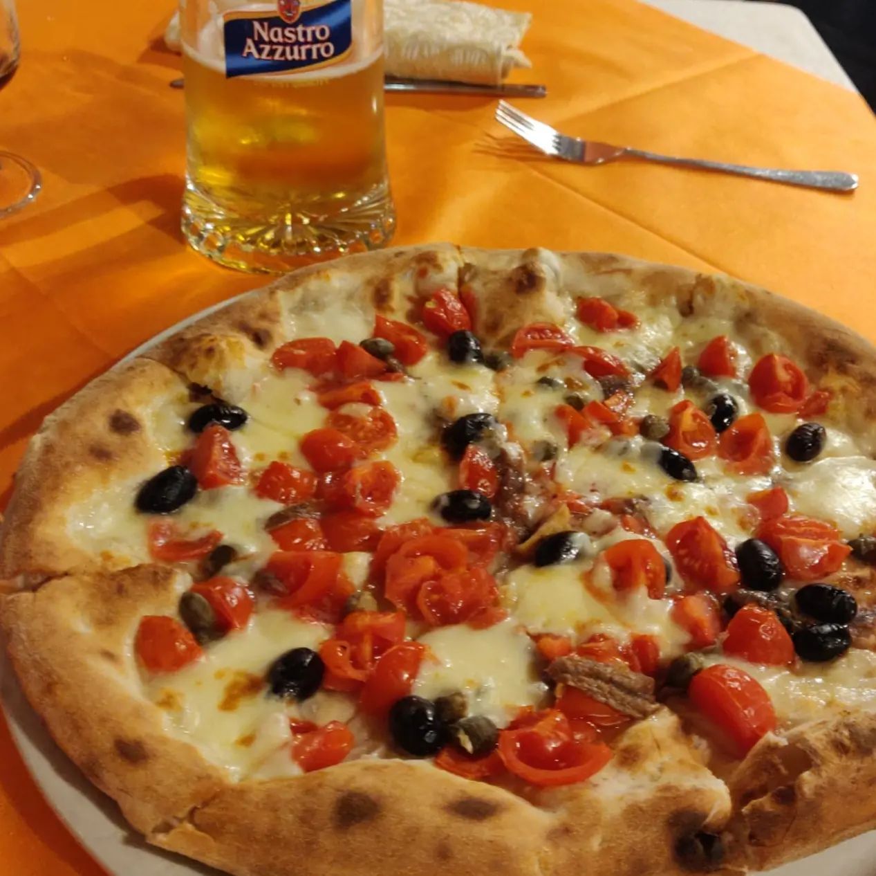 pizza d'asporto con olive