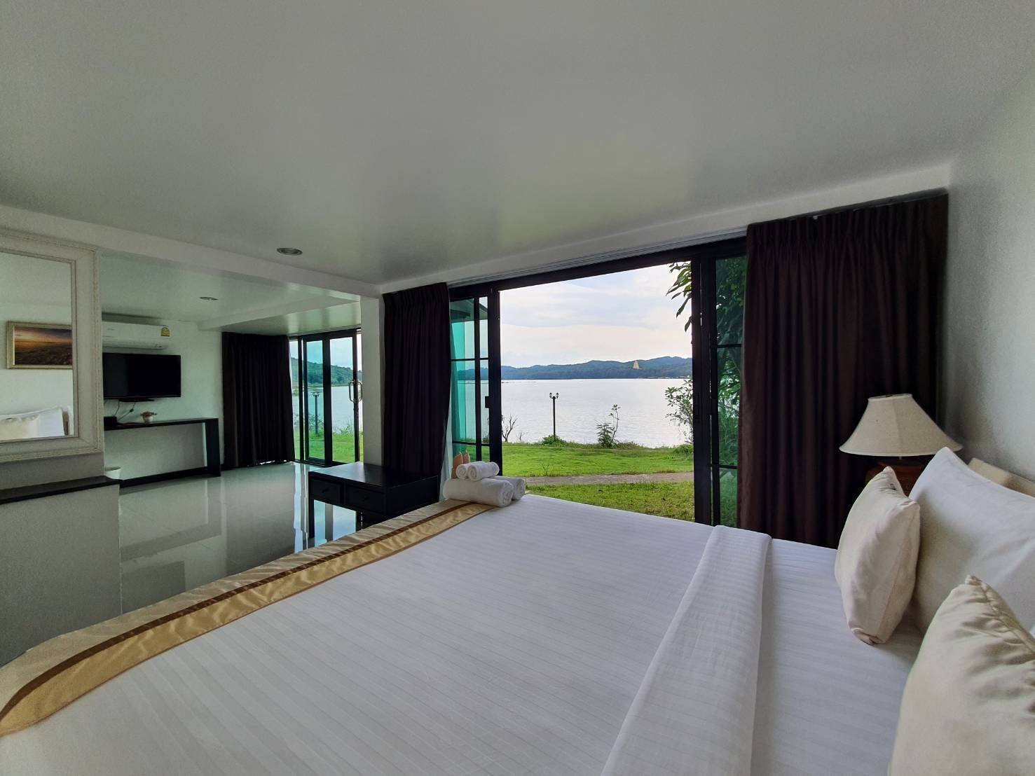 Deluxe River View พรไพลิน ริเวอร์ไซด์ รีสอร์ท
