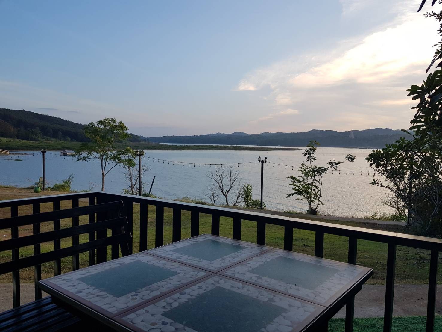 ระเบียงห้องพักวิวแม่น้ำ พรไพลิน ริเวอร์ไซด์ รีสอร์ท