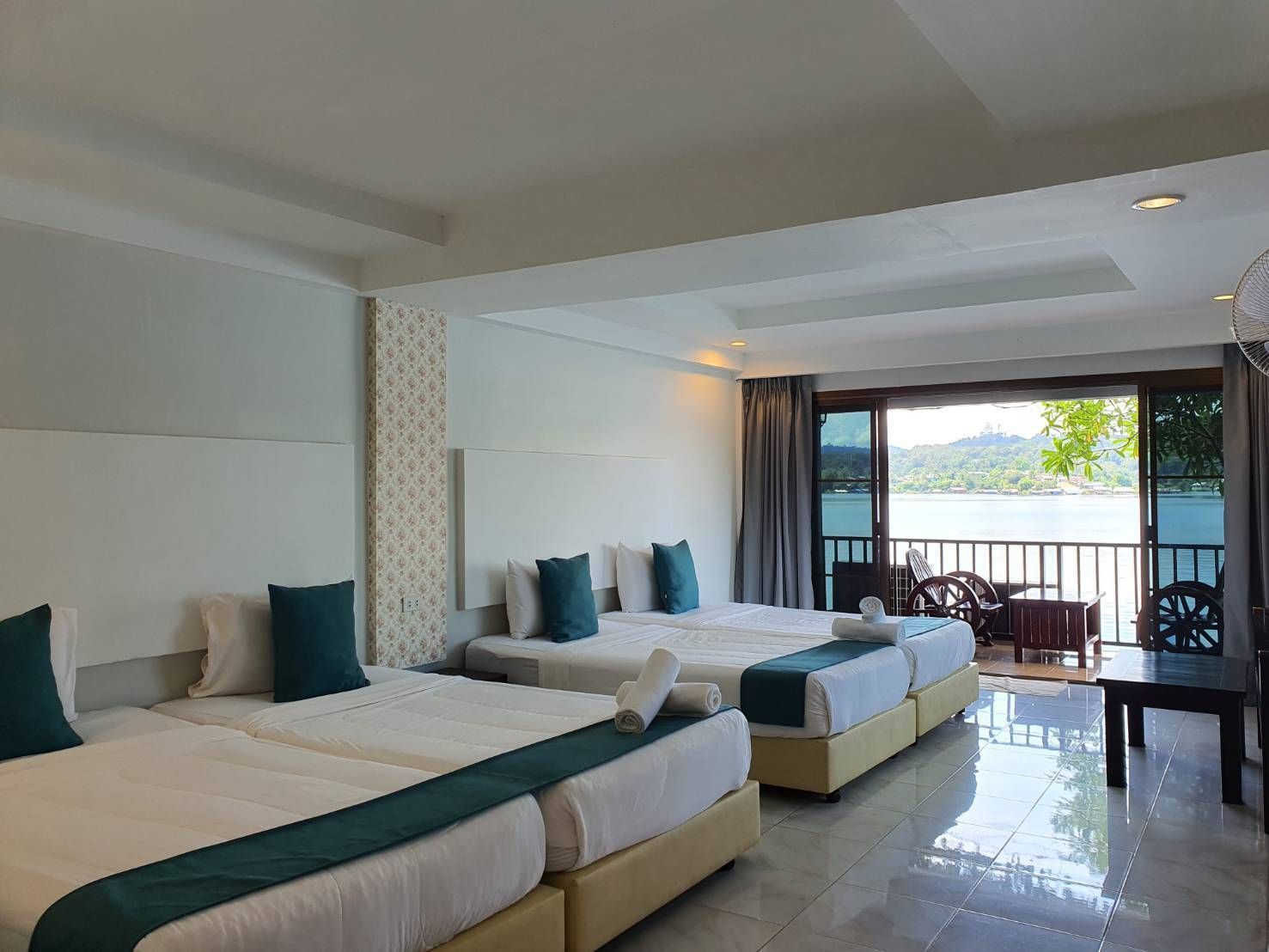 Family Room Riverfront พรไพลิน ริเวอร์ไซด์ รีสอร์ท