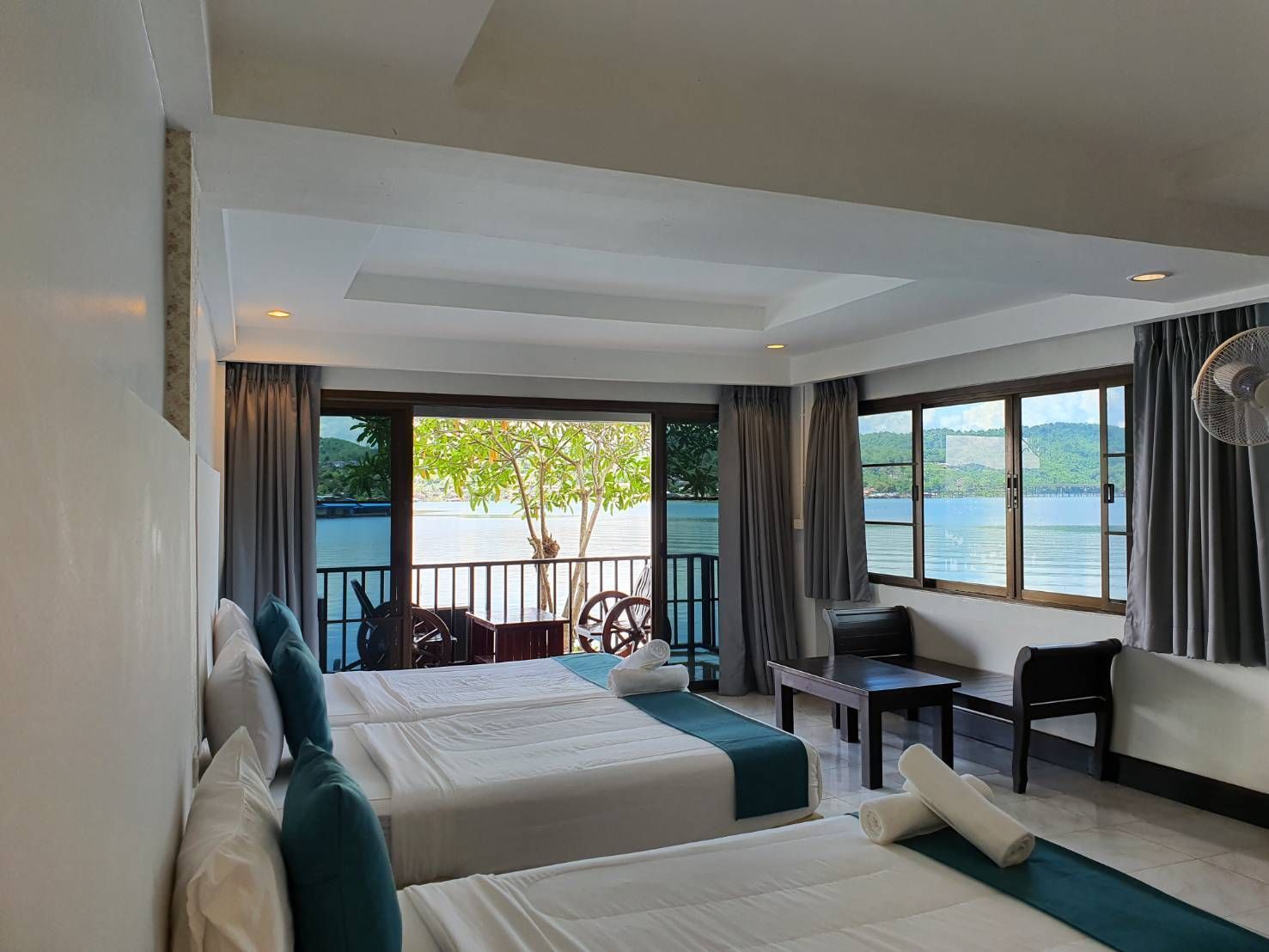 Riverfront Family Room พรไพลิน ริเวอร์ไซด์ รีสอร์ท