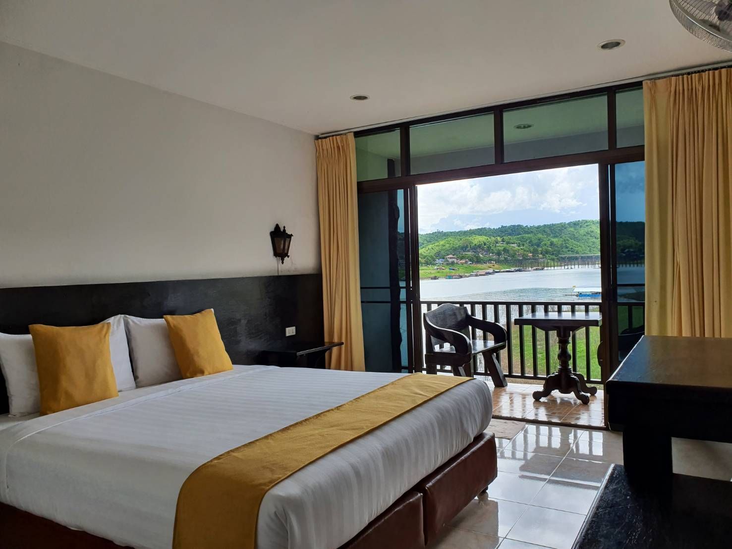 Superior River View พรไพลิน ริเวอร์ไซด์ รีสอร์ท