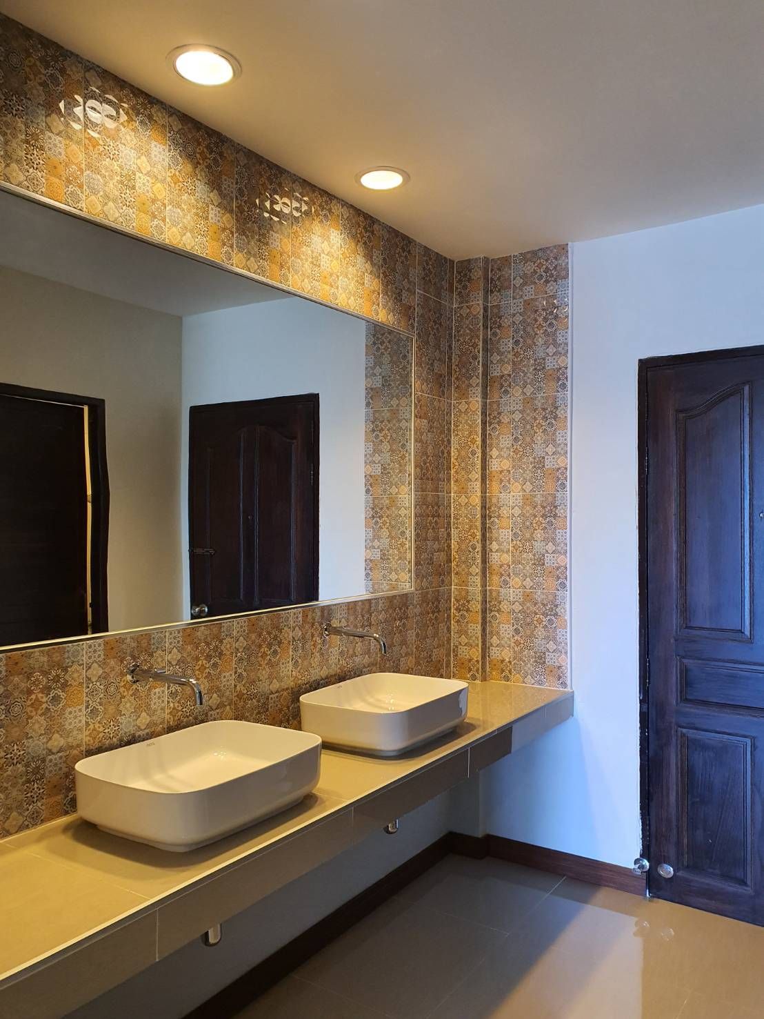 ห้องน้ำในห้องพัก พรไพลิน ริเวอร์ไซด์รีสอร์ท