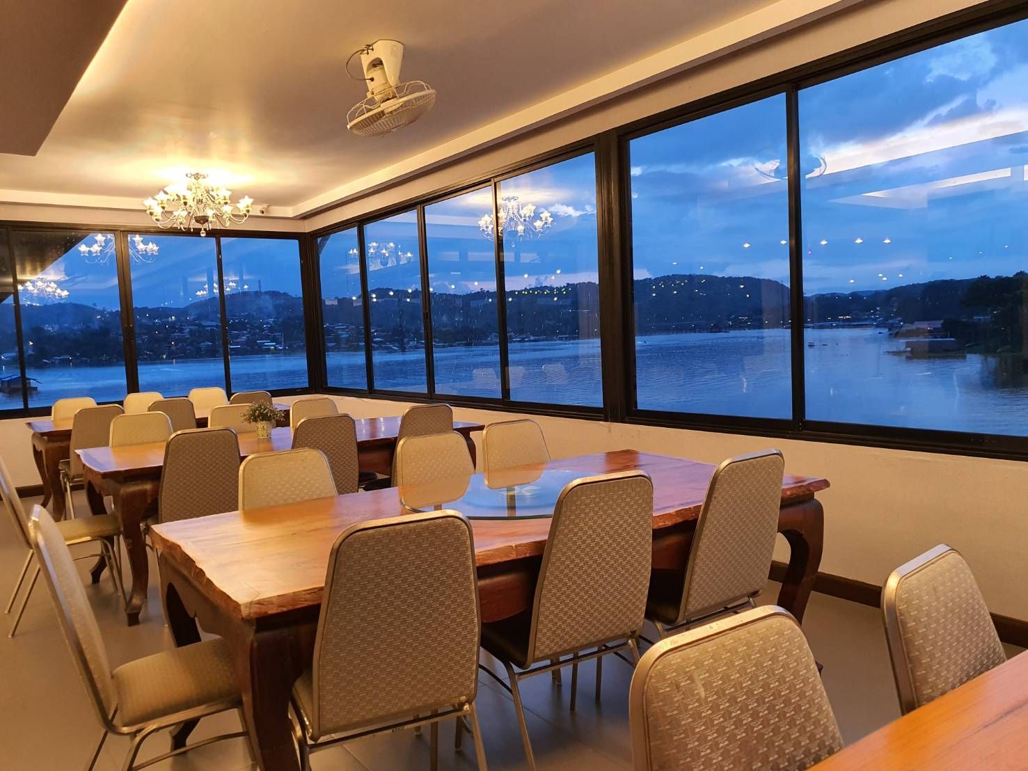 Riverside Restaurant ห้องอาหารริมแม่น้ำ พรไพลิน ริเวอร์ไซด์ รีสอร์ท