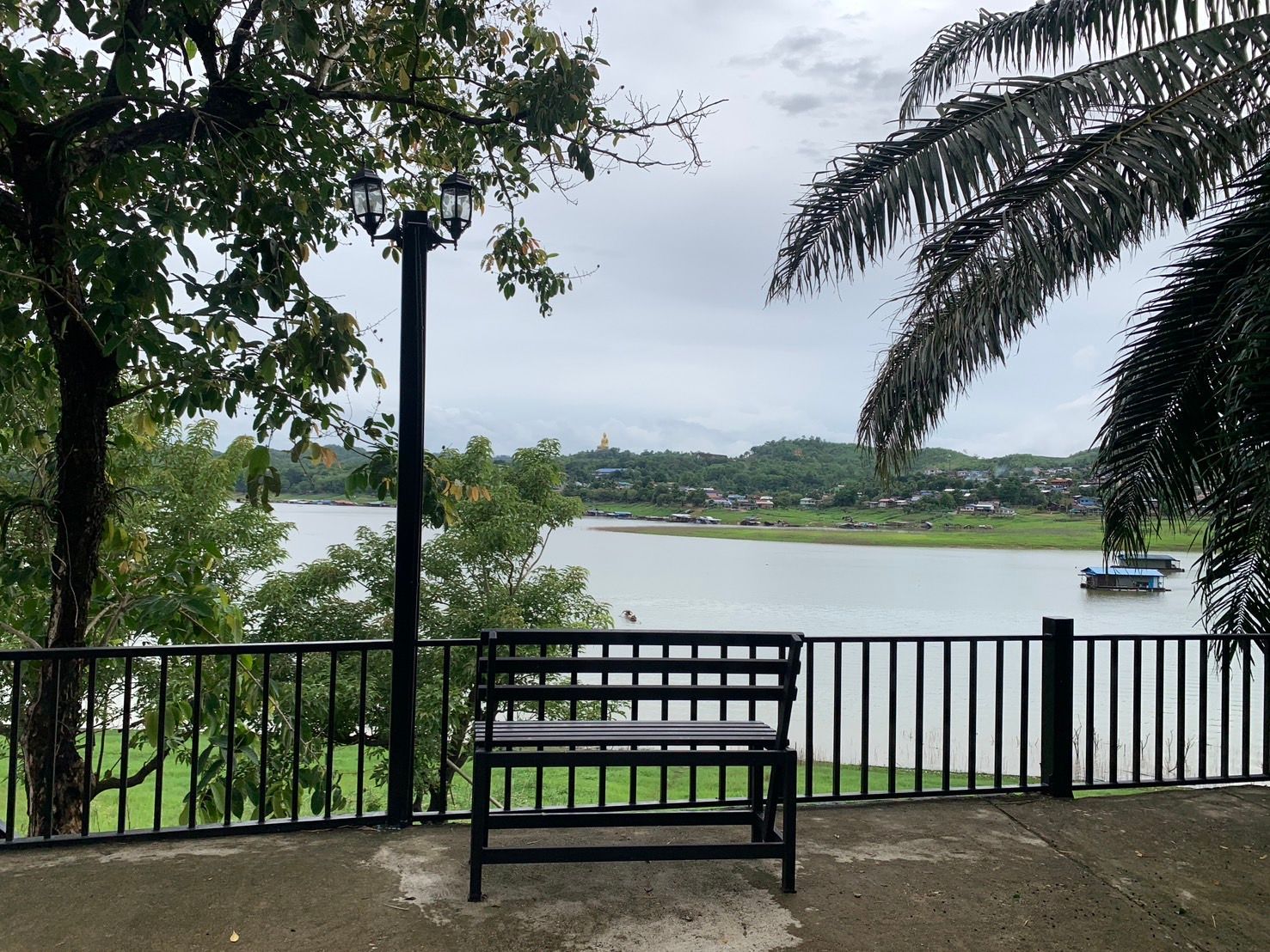 ชมวิวริมแม่น้ำ พรไพลิน ริเวอร์ไซด์ รีสอร์ท