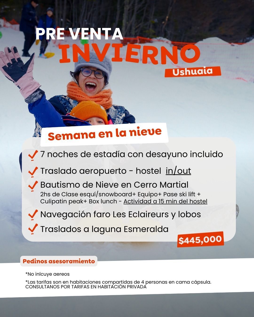 Paquete vacacional nevado: Ushuaia, Argentina. Persona sonriente con niño, actividades invernales. 7 noches de alojamiento, traslados y tours por $445,000.