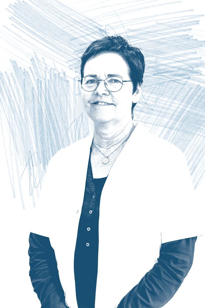 Eine Zeichnung einer Frau mit Brille und weißem Pullover.