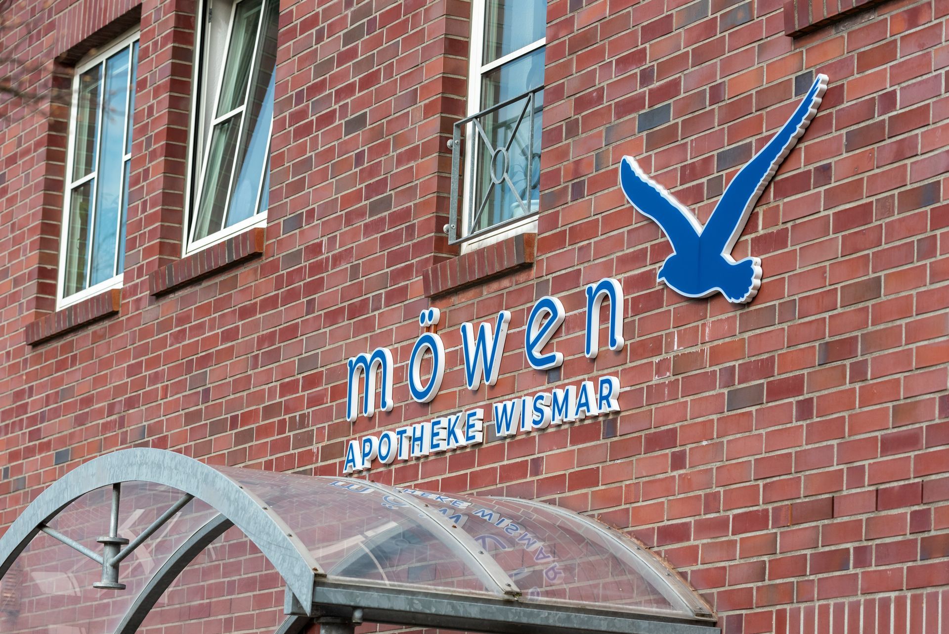 Ein Backsteingebäude mit dem Wort „mowen“ darauf