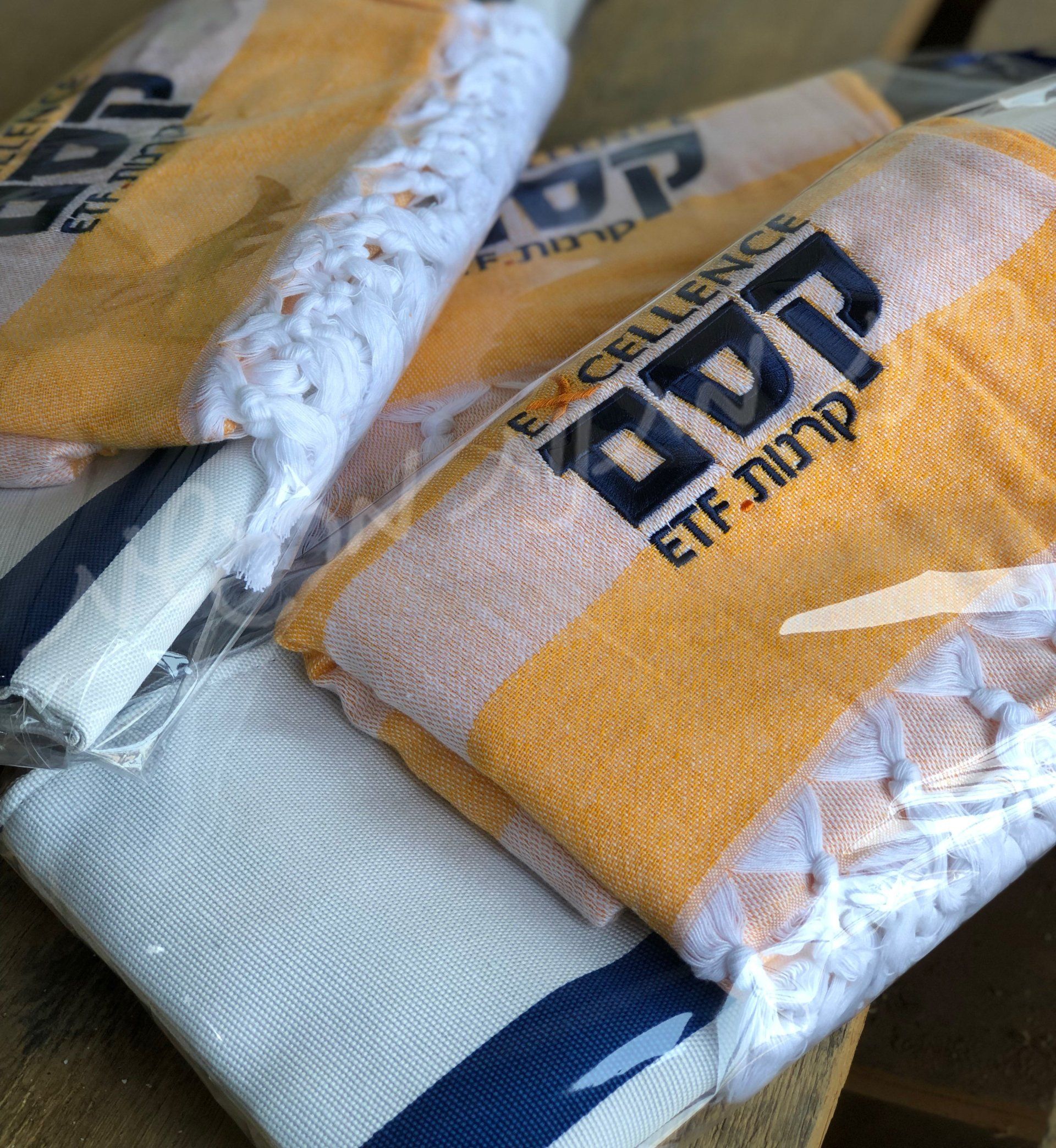 מגבת פרנזים ממותגת