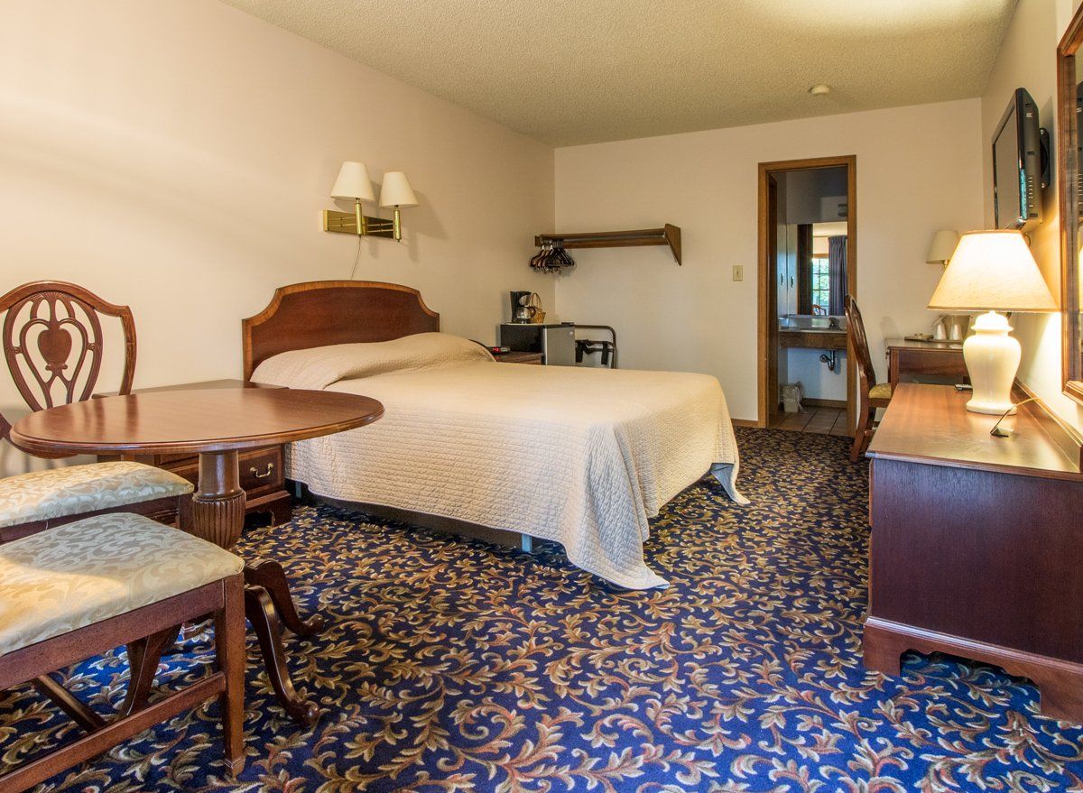 Room with single queen bed