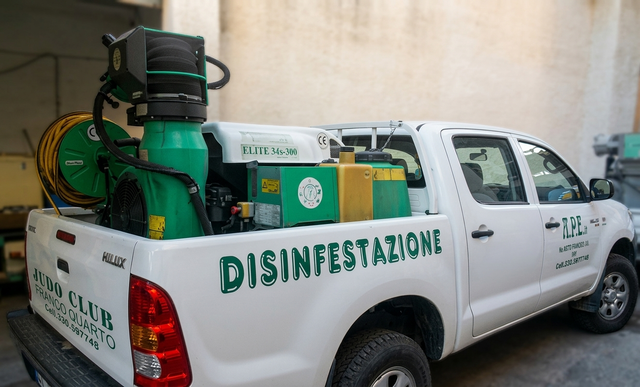 Tecnico A.P.E. srl in intervento di sanificazione in cucina professionale