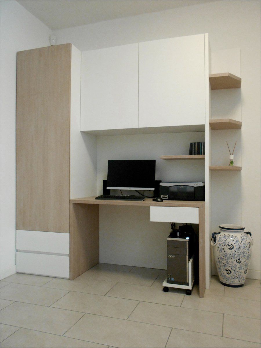 scrivania con computer