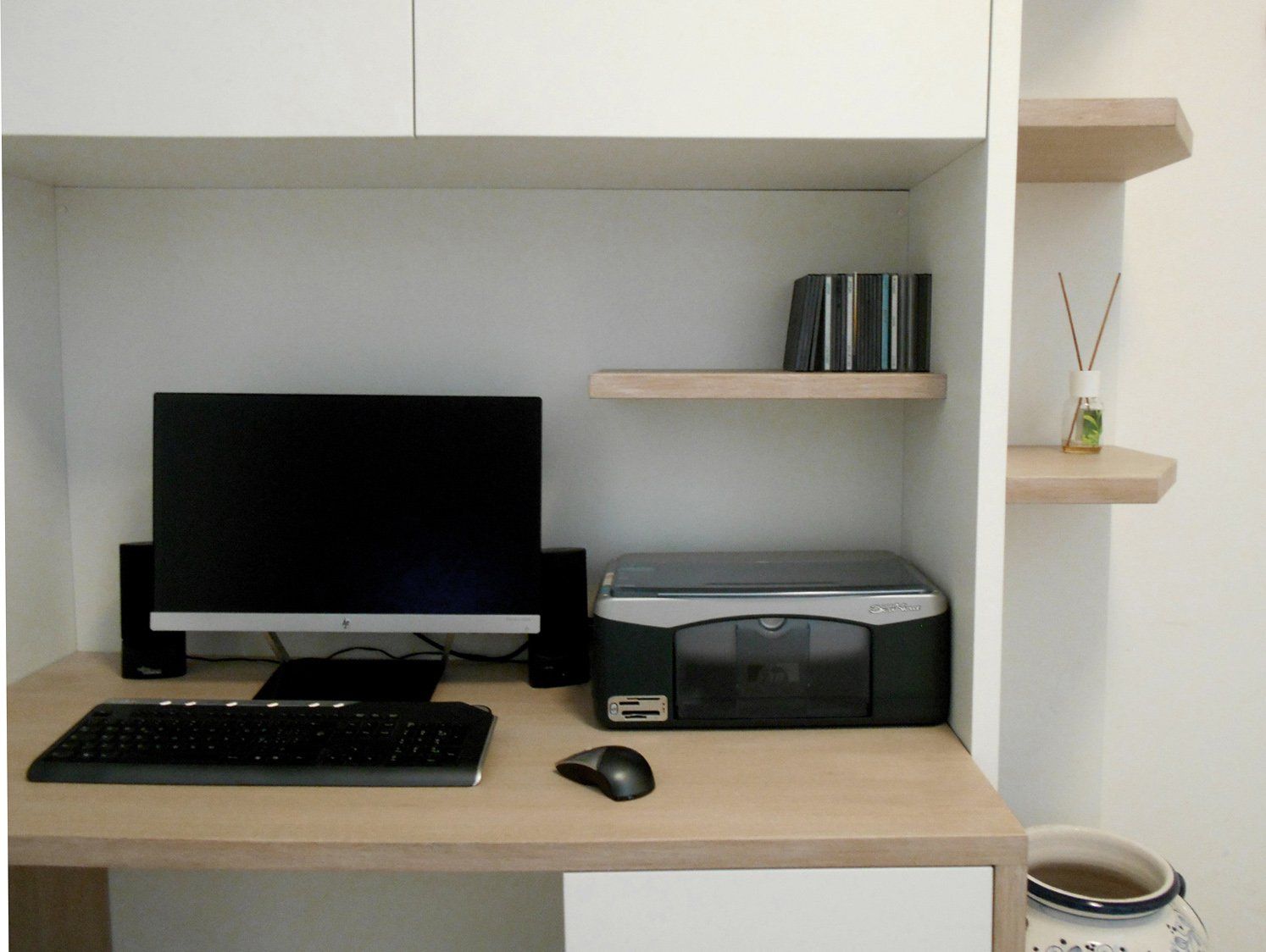 scrivania per computer e stampante