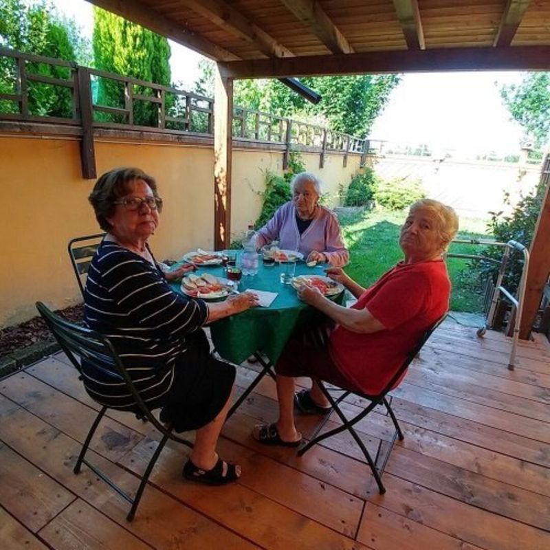 anziani pranzano in veranda