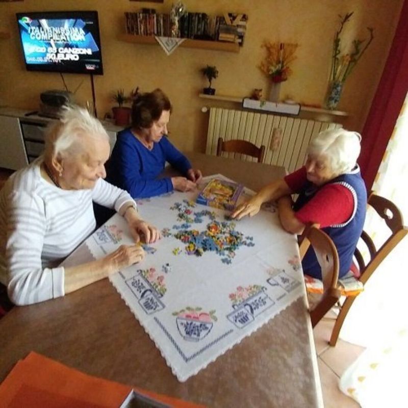 anziani conversano in cucina